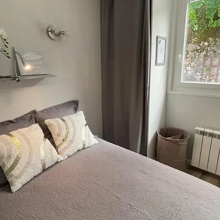 Maisonnette Cosy à Avec Terrasse Et Jardin - Fr-1-555-95